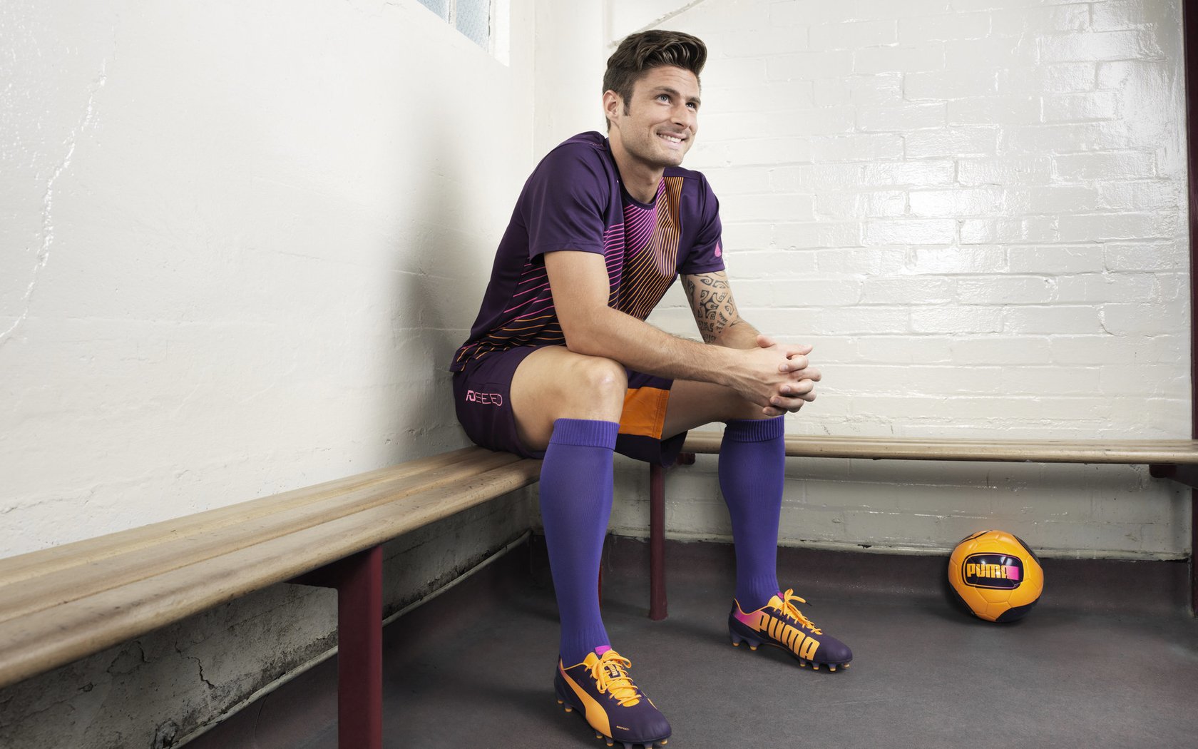 凯恩回归赛场，出色防守首场状态亮眼，日本队观众沸腾！